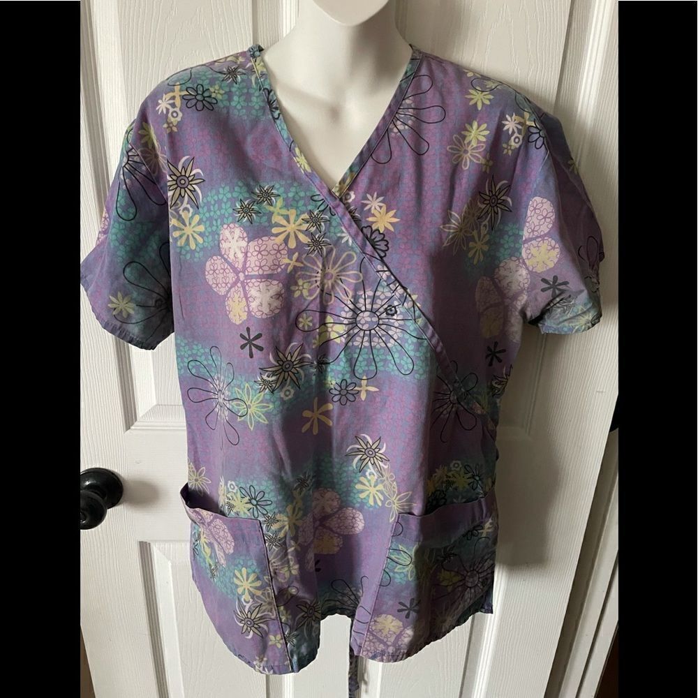 Women’s purple floral scrub top size large